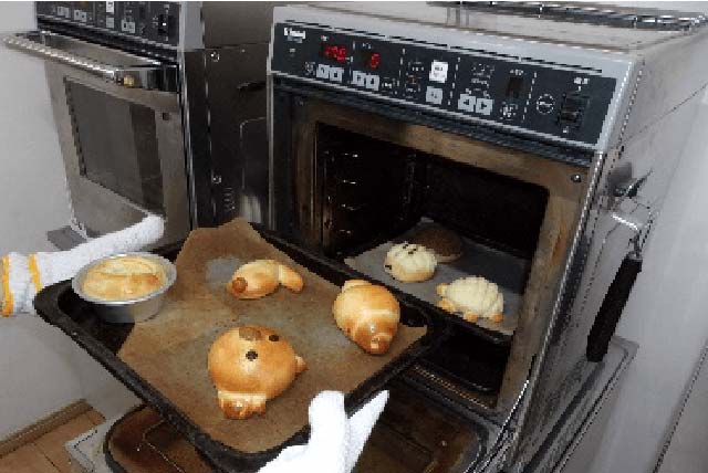 どんどんパンが焼きあがり…