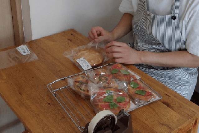 交代でお店番をします。パンの袋詰めなどをします。
