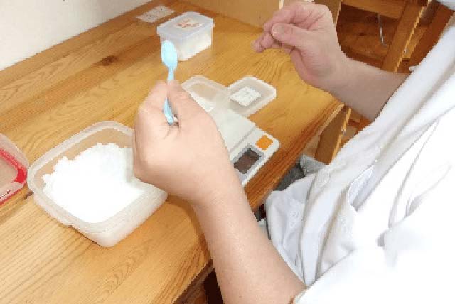 翌日のパン作りの材料を計量します。