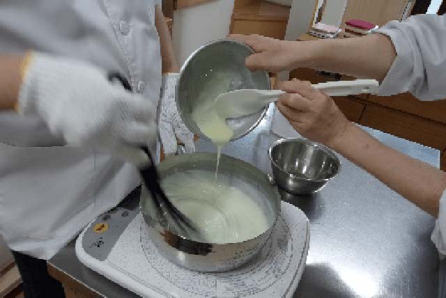 13時～午後のお仕事を開始します。 フィリングを作ったり