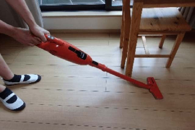 お仕事の終わりは清掃です。 分担してきれいにします。